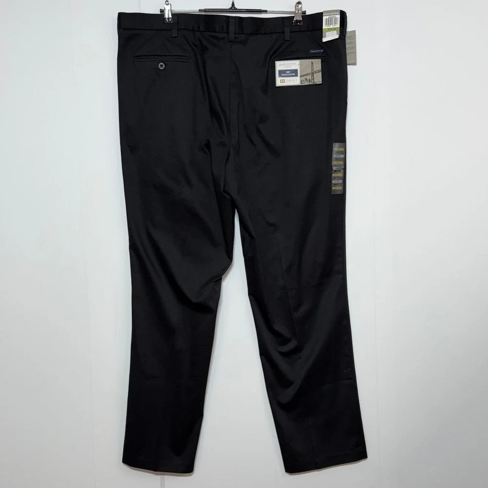 NEW Dockers Pant Men 44x32 Black D3 Classic Fit Pleated Signature Khaki Trousers